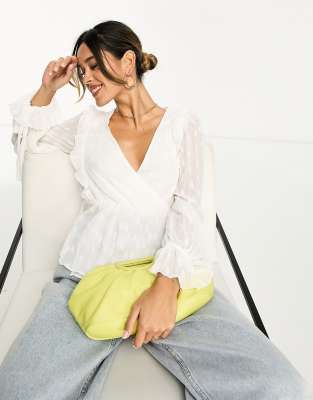 ASOS DESIGN - Top a maniche lunghe color avorio plumetis con polsini avvolgenti con volant