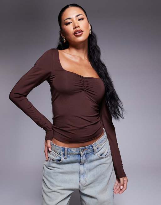 ASOS DESIGN - Top a maniche lunghe color cioccolato a doppio strato con scollo a cuore