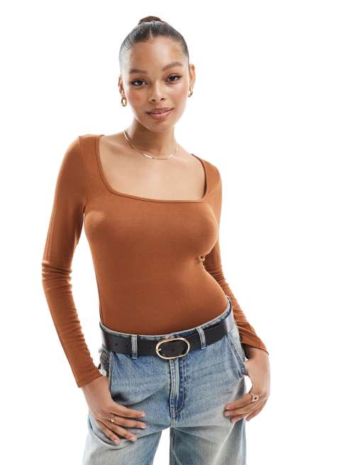 ASOS DESIGN - Top a maniche lunghe color cuoio in maglia sottile con scollo rotondo