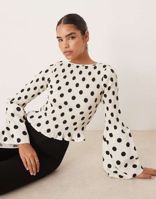 ASOS DESIGN - Top a maniche lunghe con corpino arricciato color crema a pois