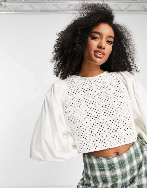 ASOS DESIGN - Top a maniche lunghe con dettaglio patchwork all'uncinetto e laccetti bianco
