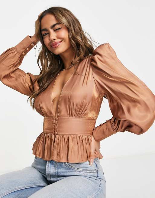 ASOS DESIGN - Top a maniche lunghe con fondo a peplo color cipria metallizzato con bottoni 
