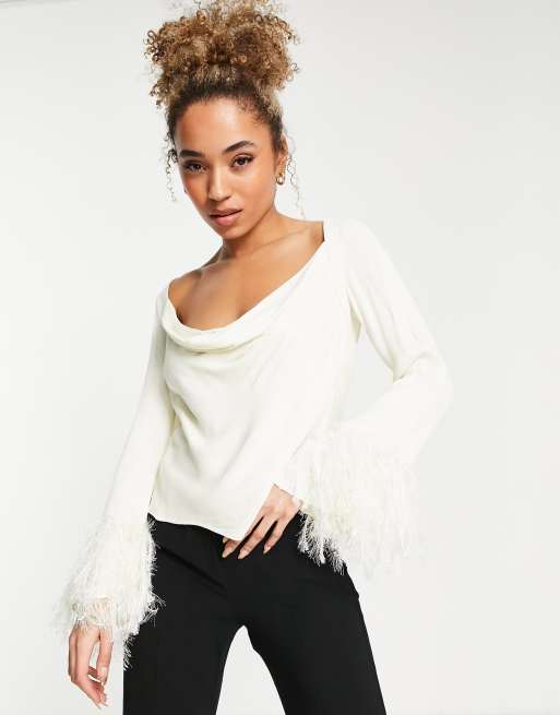 ASOS DESIGN - Top a maniche lunghe con piume sui polsini color crema 