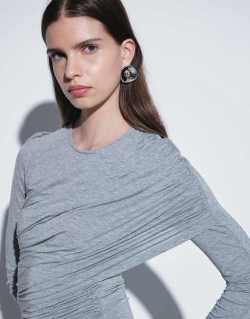 ASOS DESIGN top a maniche lunghe con spalla drappeggiata e avvolgente in grigio mélange, 4 di 4