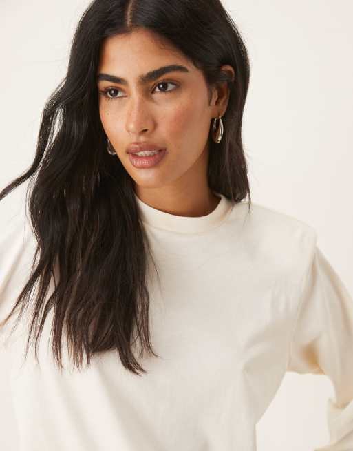 ASOS DESIGN - Top a maniche lunghe girocollo con collo alto e spalle imbottite color crema, 4 di 4