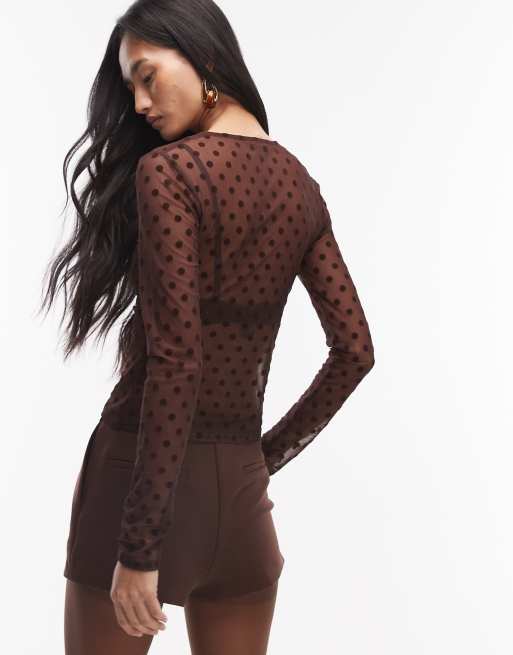 ASOS DESIGN - Top a maniche lunghe in rete floccata marrone a pois, 4 di 4