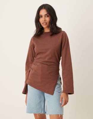 ASOS DESIGN - Top a maniche lunghe marrone arricciato sul lato con fondo asimmetrico - view 1