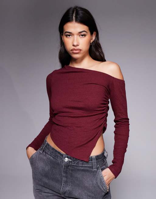 ASOS DESIGN - Top a maniche lunghe monospalla color bordeaux testurizzato con arricciature