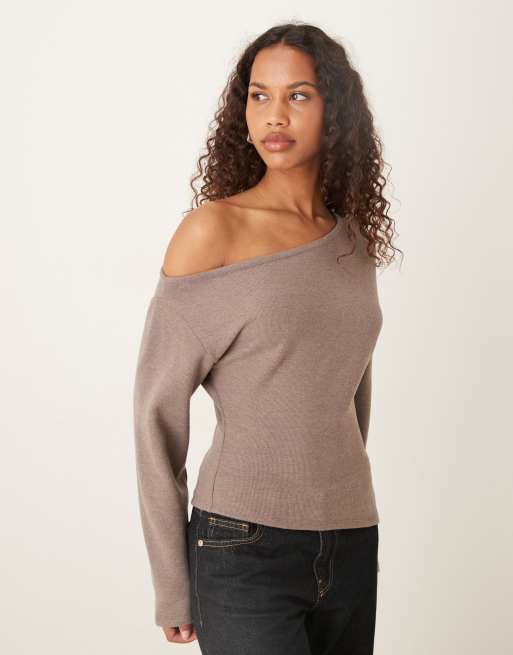 ASOS DESIGN - Top a maniche lunghe morbidissimo con spalla scoperta e vita a corsetto color moka