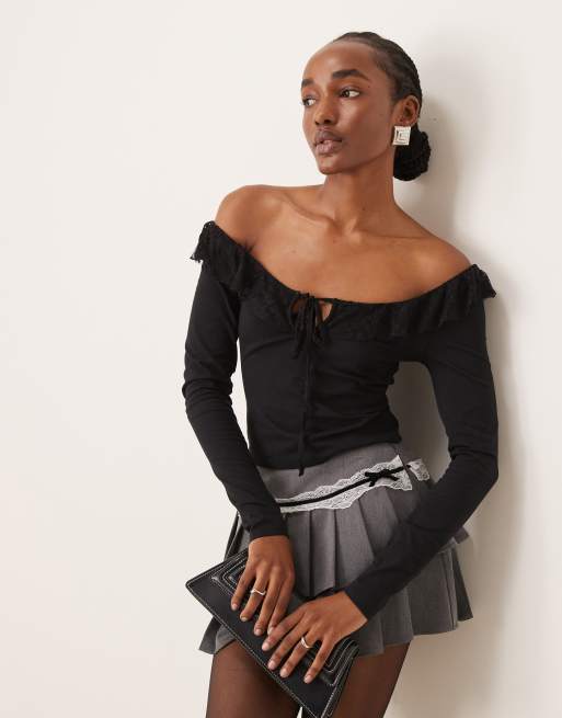 ASOS DESIGN - Top a maniche lunghe nero con finiture con volant in pizzo e apertura a goccia