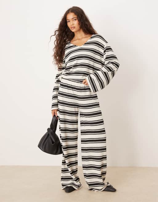 ASOS DESIGN - Top a maniche lunghe oversize in maglia a righe monocromatiche con scollo a V in coordinato, 2 di 4