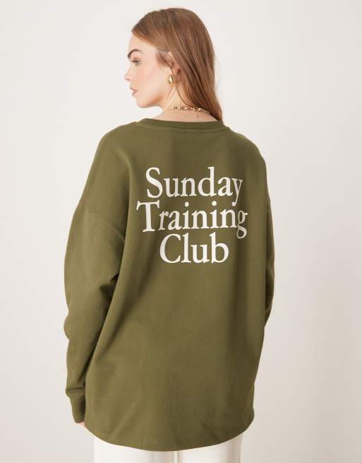 ASOS DESIGN - Top a maniche lunghe oversize verde oliva con stampa "Sunday Training Club" in rilievo, 2 di 4