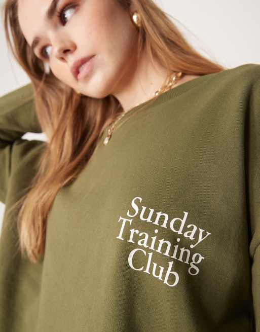 ASOS DESIGN - Top a maniche lunghe oversize verde oliva con stampa "Sunday Training Club" in rilievo, 3 di 4