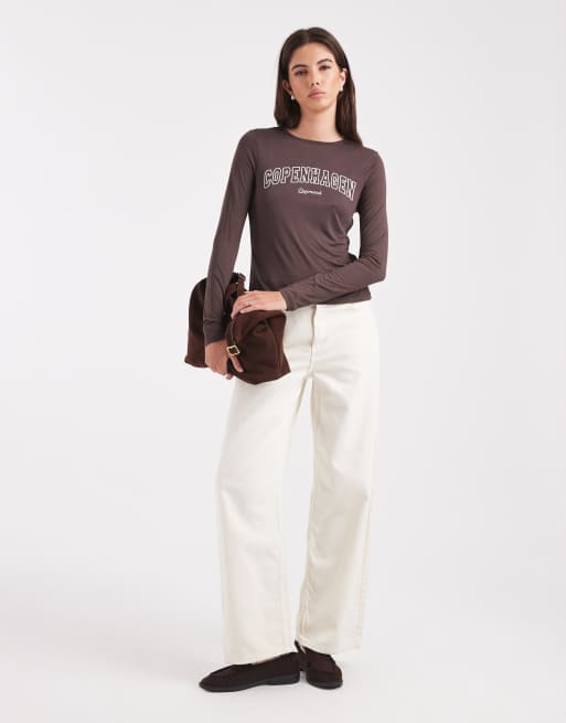 ASOS DESIGN - Top a maniche lunghe semitrasparente color cioccolato ed écru con grafica Copenhagen, 2 di 4