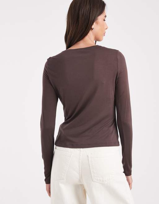 ASOS DESIGN - Top a maniche lunghe semitrasparente color cioccolato ed écru con grafica Copenhagen, 3 di 4