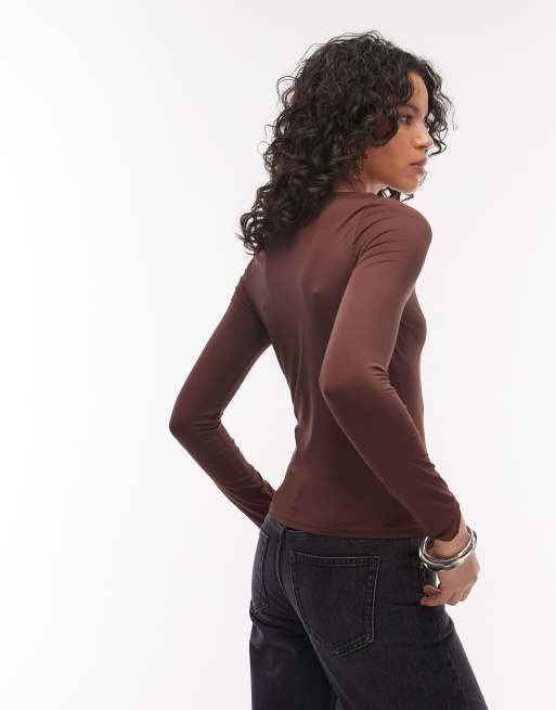 ASOS DESIGN - Top a maniche lunghe sinuoso color cioccolato con scollo a barchetta, 4 di 4