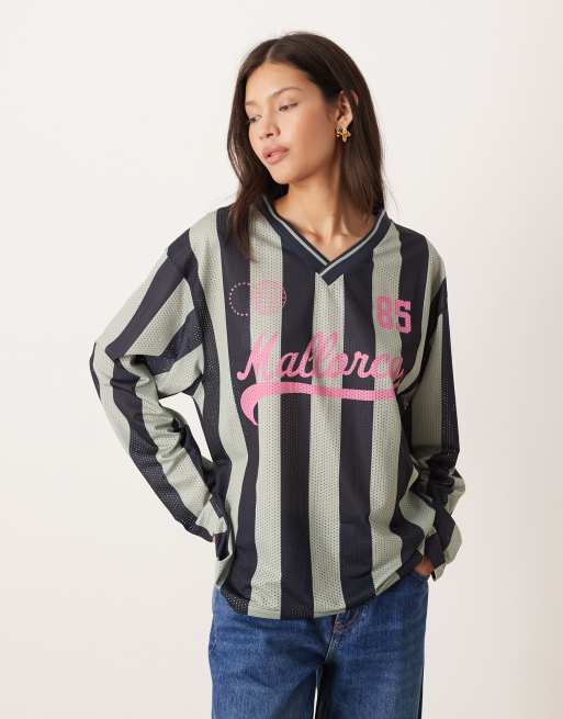 ASOS DESIGN - Top a maniche lunghe stile calcio color antracite a righe con stampa Mallorca
