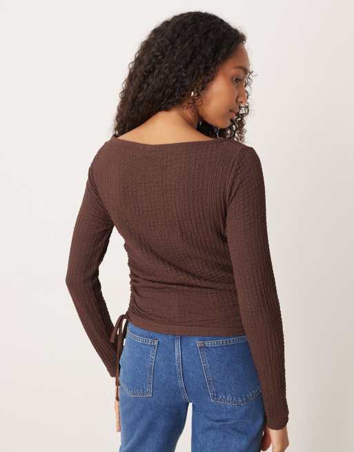 ASOS DESIGN - Top a maniche lunghe testurizzato color cioccolato con finitura in rilievo, 4 di 4