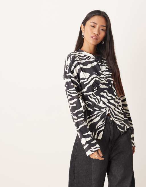 ASOS DESIGN - Top a maniche lunghe zebrato con dettaglio avvolgente stretto in vita