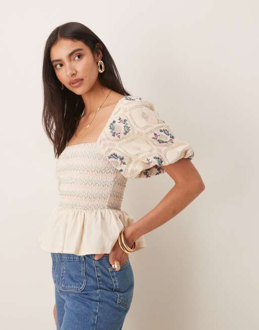 ASOS DESIGN - Top a peplo arricciato color avorio con maniche a sbuffo