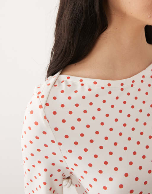 ASOS DESIGN - Top à pois rouges avec manches 3/4 et encolure bateau - Blanc, 3 de 4