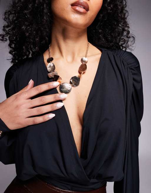 ASOS DESIGN - Top a portafoglio nero con spalline imbottite, scollo profondo e maniche ad ali di pipistrello, 2 di 4