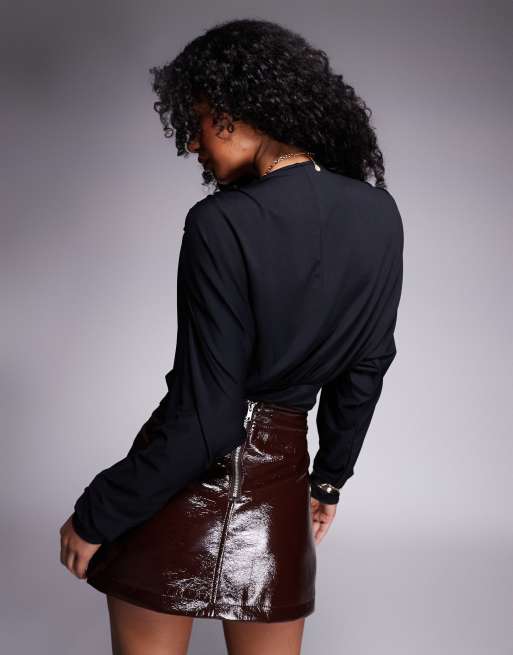 ASOS DESIGN - Top a portafoglio nero con spalline imbottite, scollo profondo e maniche ad ali di pipistrello, 4 di 4