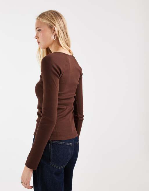 ASOS DESIGN - top acanalado de cuello amplio y manga larga en chocolate, 4 de 4