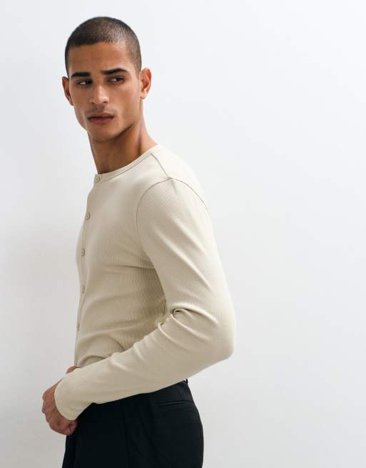 ASOS DESIGN top acanalado de manga larga y corte entallado con botones en beige, 4 de 5