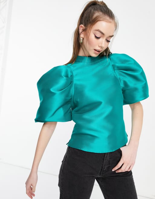 ASOS DESIGN - Top accollato in raso smeraldo con maniche a sbuffo