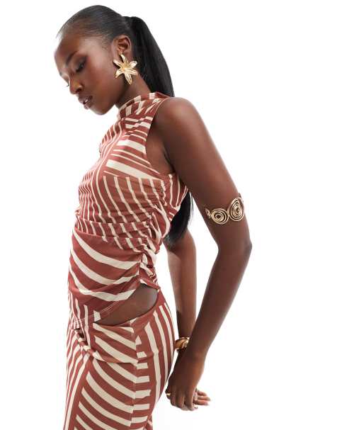 ASOS DESIGN - Top accollato in rete color ruggine a righe con orlo asimmetrico - view 1
