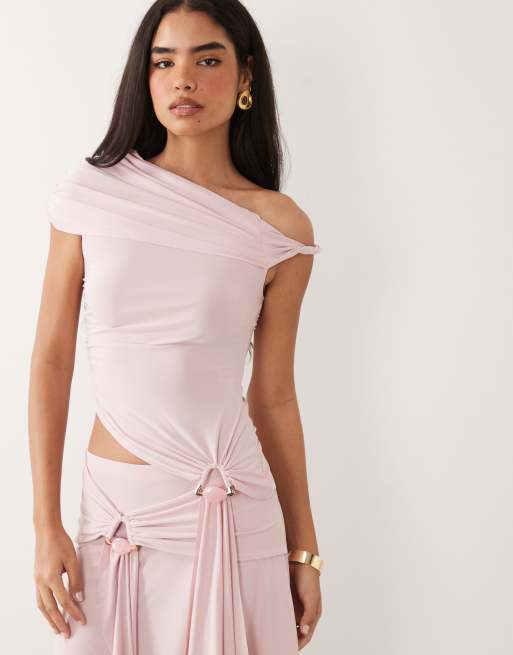 ASOS DESIGN - Top aderente asimmetrico rosa con dettaglio in metallo in coordinato