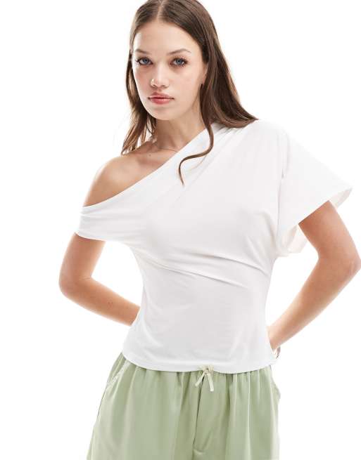 ASOS DESIGN - Top aderente monospalla con manica a pipistrello color avorio drappeggiato