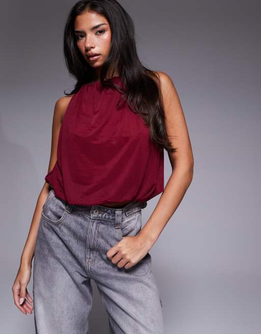 ASOS DESIGN - Top allacciato al collo color bordeaux con fondo a palloncino