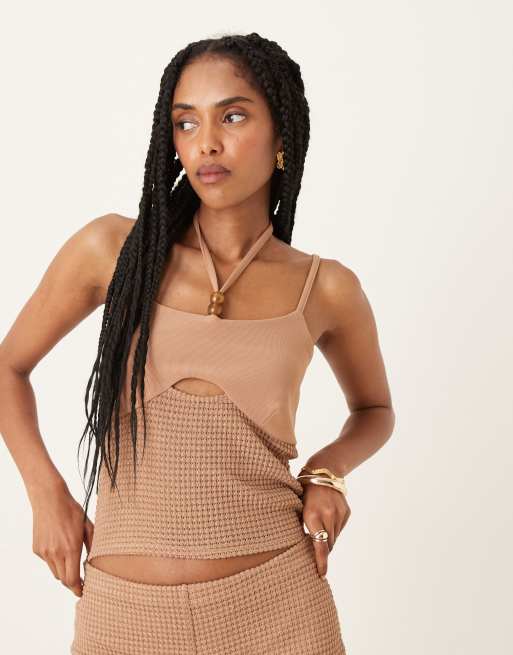 ASOS DESIGN - Top allacciato al collo color mocha all'uncinetto con perline in coordinato