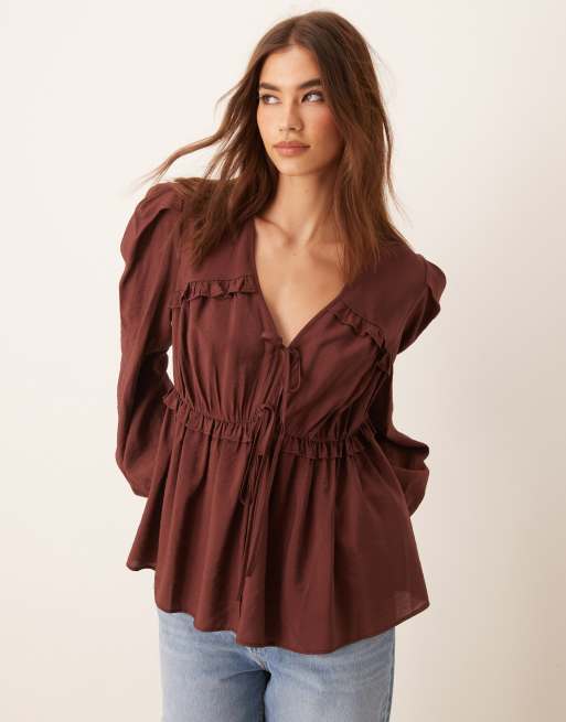 ASOS DESIGN - Top allacciato davanti marrone con dettagli arricciati
