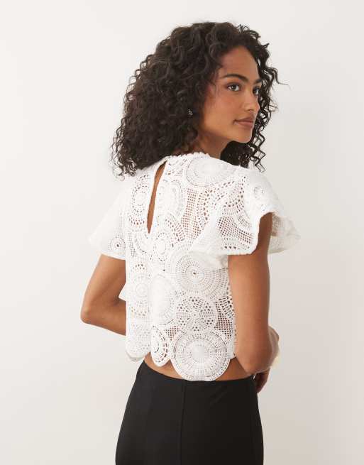 ASOS DESIGN - Top all'uncinetto color avorio con maniche con volant e collo alto, 4 di 4