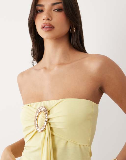 ASOS DESIGN - Top amarillo ceñido con escote palabra de honor y herrajes de tejido texturizado, 3 de 4