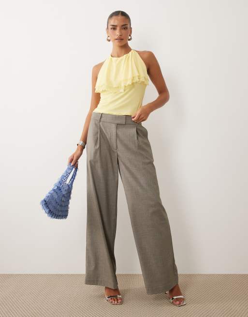 ASOS DESIGN - Top amarillo de tirantes con cuello halter y volantes de malla, 2 de 4