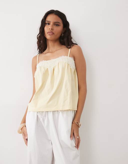 ASOS DESIGN - Top amarillo pastel de tirantes con detalle en contraste de encaje, 2 de 4