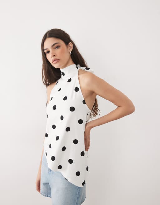 ASOS DESIGN - Top asimétrico con cuello halter y estampado de lunares negros, 2 de 4