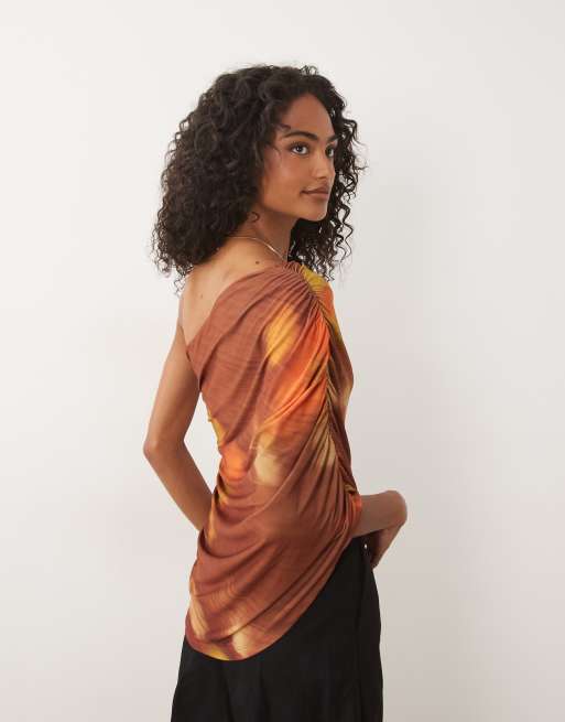 ASOS DESIGN top asimétrico con drapeado y estampado de atardecer difuminado, 3 de 4
