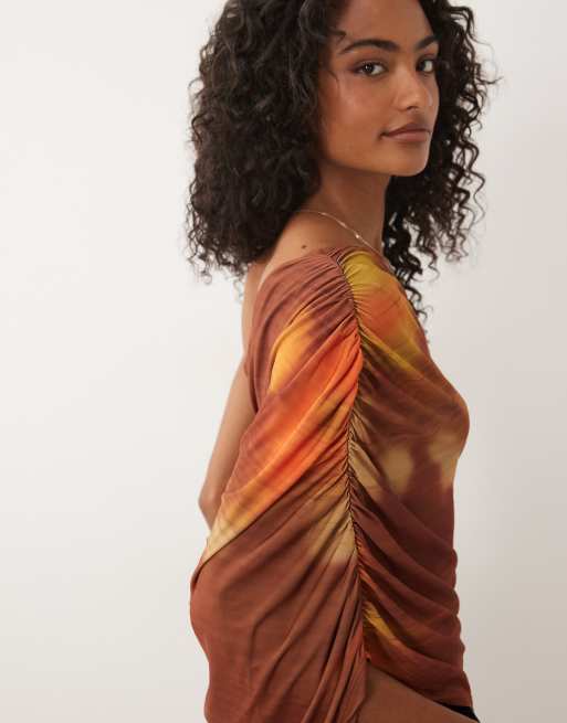 ASOS DESIGN top asimétrico con drapeado y estampado de atardecer difuminado, 4 de 4