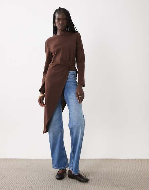 ASOS DESIGN top asimétrico de manga larga en marrón, 2 de 4