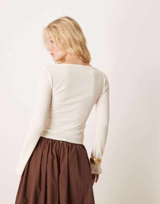 ASOS DESIGN - Top asimmetrico color crema testurizzato con bottoni perlati, 4 di 4