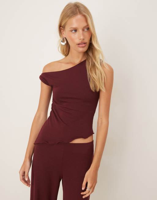 ASOS DESIGN - Top asimmetrico effetto maglia bordeaux con spalla scoperta in coordinato
