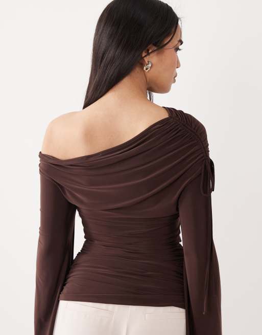 ASOS DESIGN - Top asimmetrico marrone cioccolato con maniche a pipistrello e vita stretta, 4 di 4