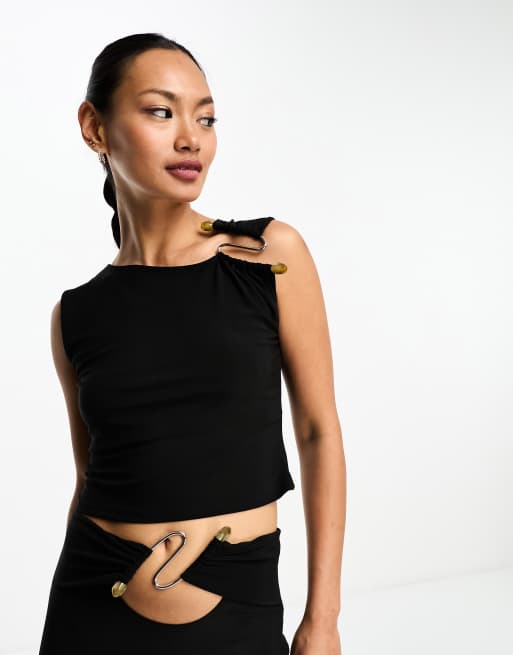 ASOS DESIGN - Top asimmetrico nero con dettaglio in metallo sulla spalla