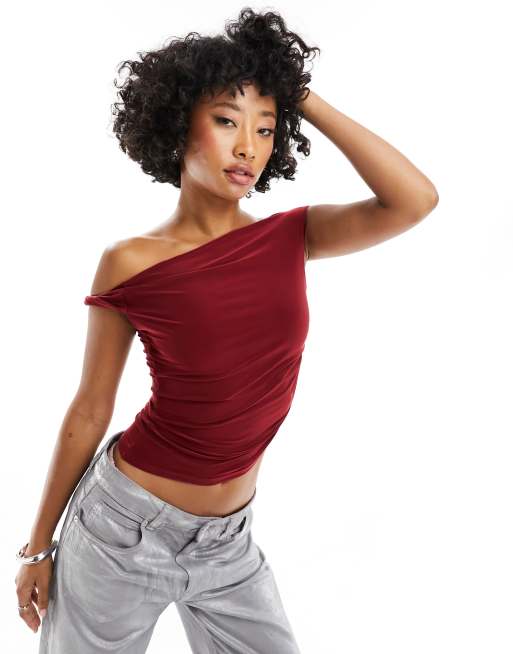 ASOS DESIGN - Top asimmetrico sinuoso bordeaux con spalla scoperta e spallina attorcigliata 