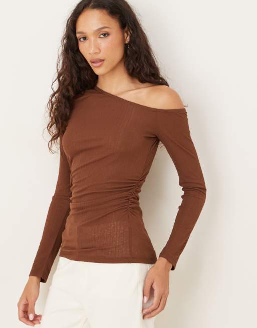 ASOS DESIGN - Top asimmetrico taglio lungo marrone effetto garzato a coste